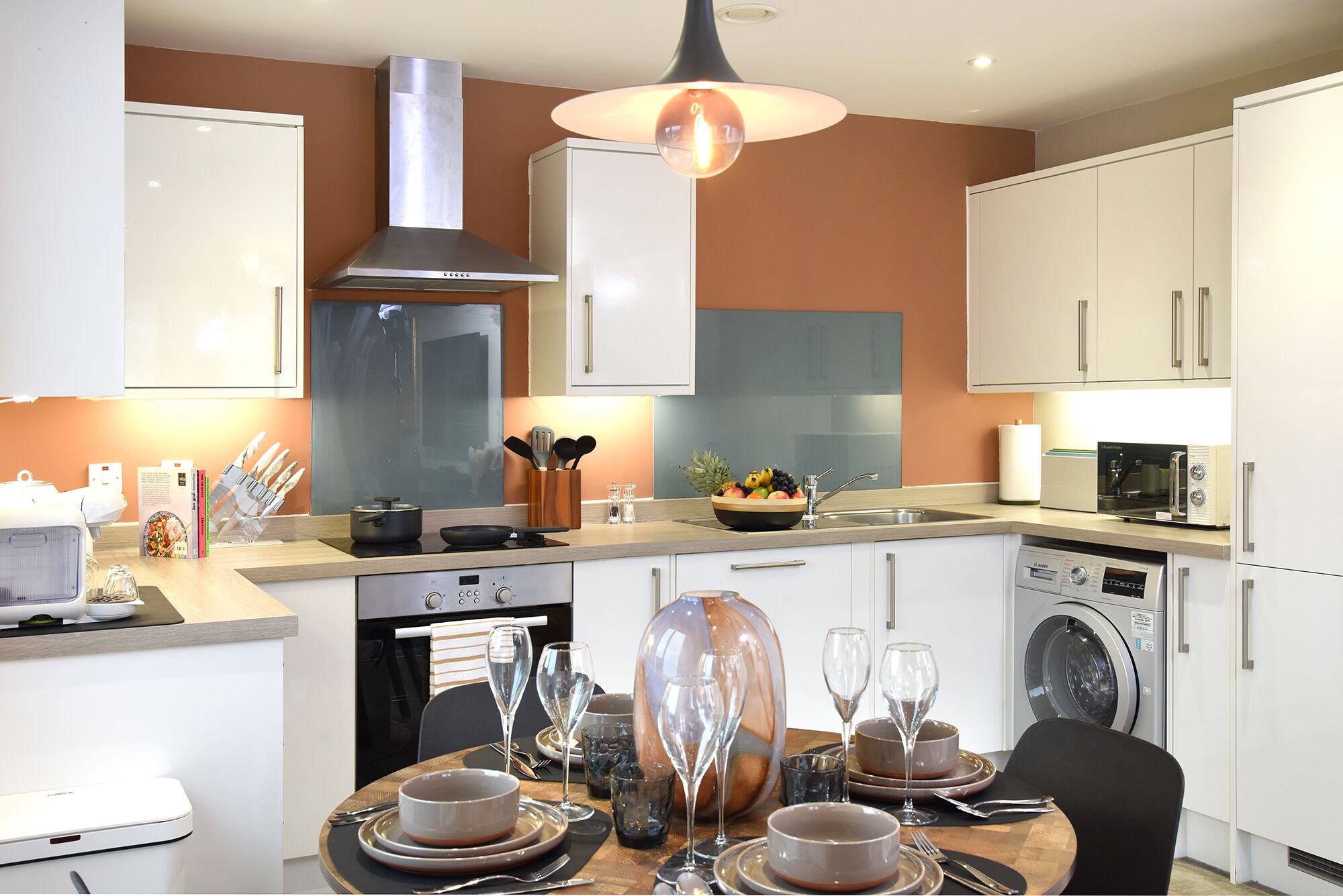 Luxury Apartment, Ensuite, City View | Shared kitchen | Highchair