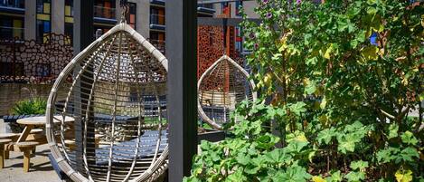 Lúxusíbúð - með baði - borgarsýn | Lóð gististaðar