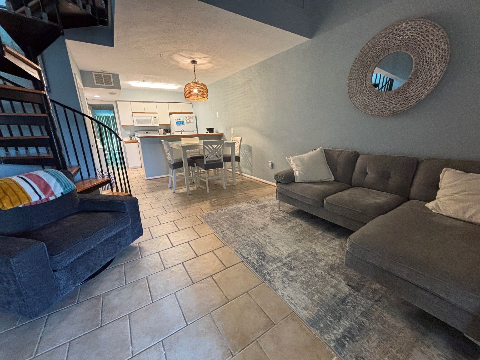 Un salon comprenant un canapé, une table basse et un coin repas avec des chaises et une table.