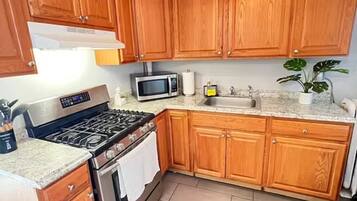 Een koelkast, een microgolfoven, een oven, een kookplaat