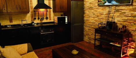 Una televisión, una chimenea