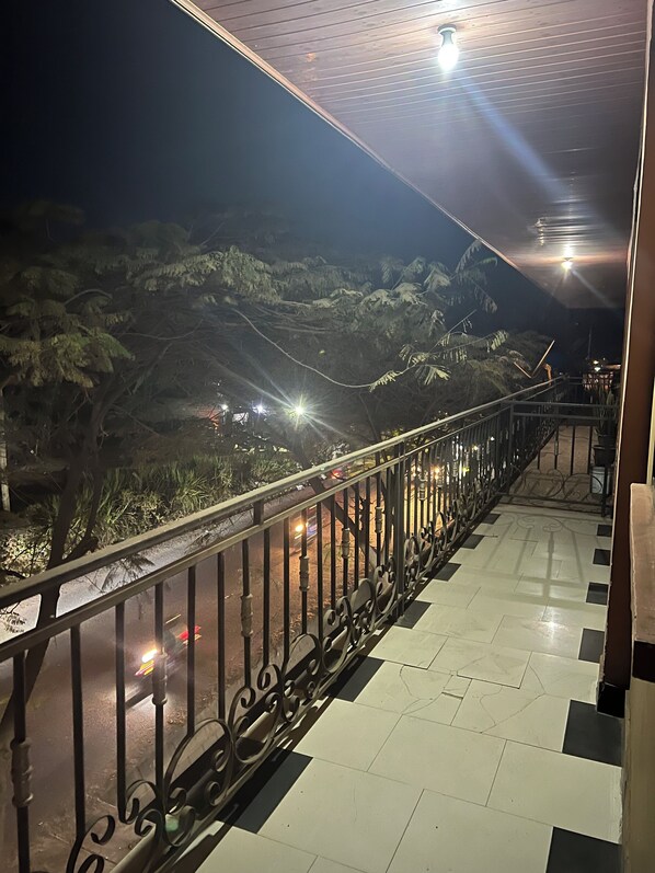 Property grounds - KARIBU RETREAT 01 ~ Near Town ,Cultural Heritage Centre ,Cafes &supermarkets (Arusha)