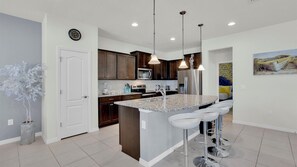 Mikrobølgeovn, ovn, kokeplater og oppvaskmaskin