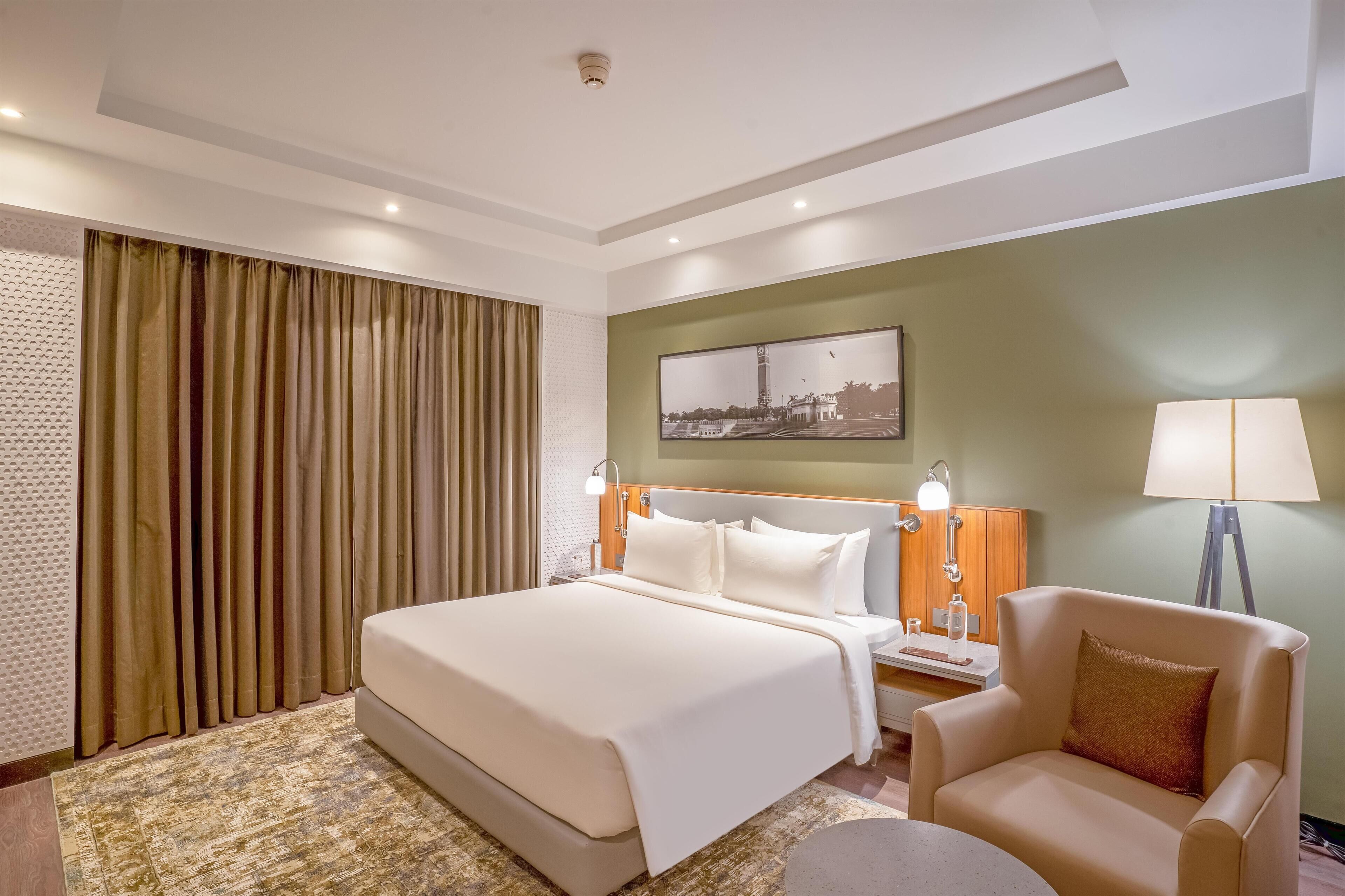 Executive Suite, Smoking | In-room safe, iron/ironing board, free WiFi, bed sheets