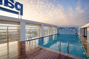 Una piscina al aire libre de temporada