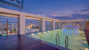 Kauden mukainen ulkouima-allas