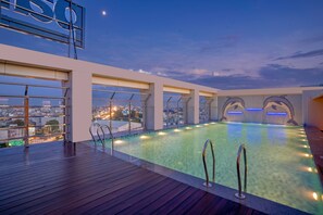 Una piscina al aire libre de temporada