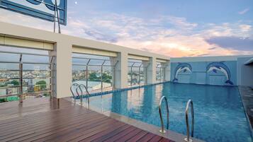 Una piscina al aire libre de temporada