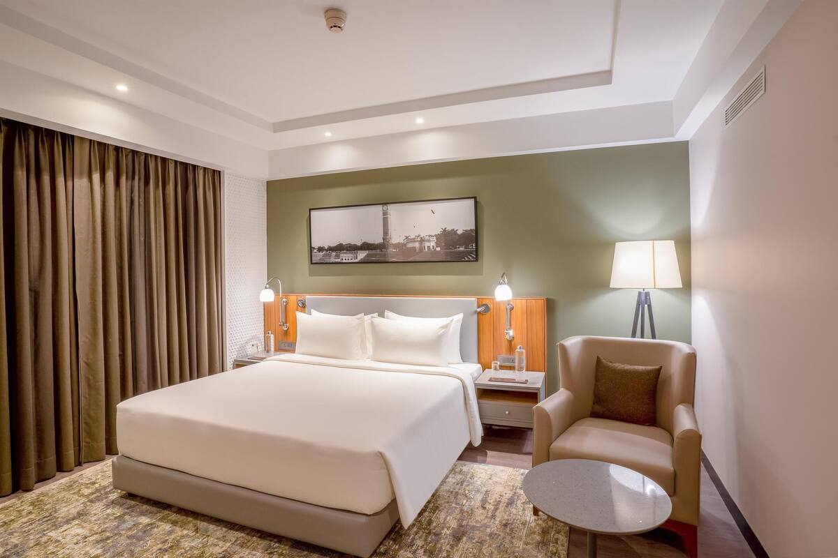 Executive Suite, Smoking | In-room safe, desk, laptop workspace, soundproofing