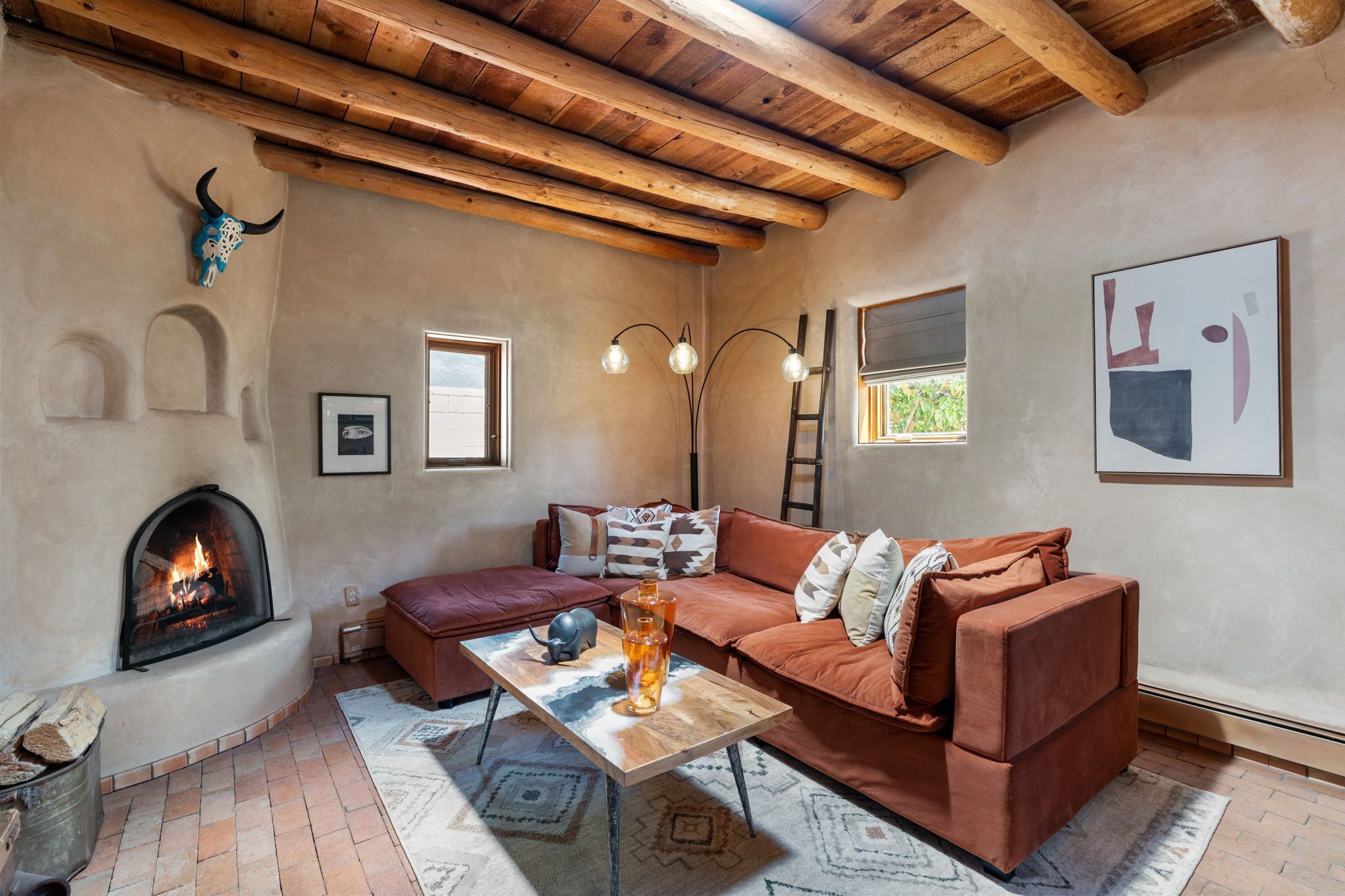 Televisión y chimenea 