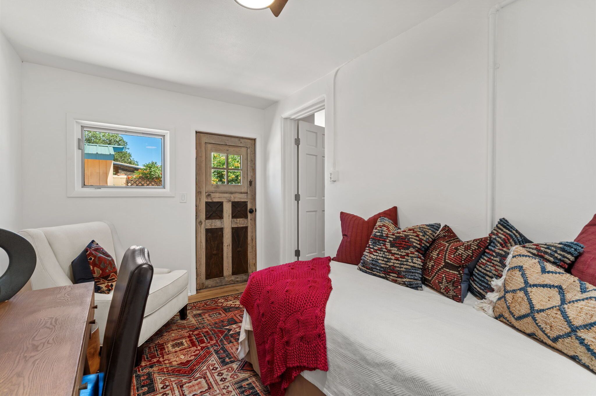 2 bedrooms, desk, internet, bed sheets