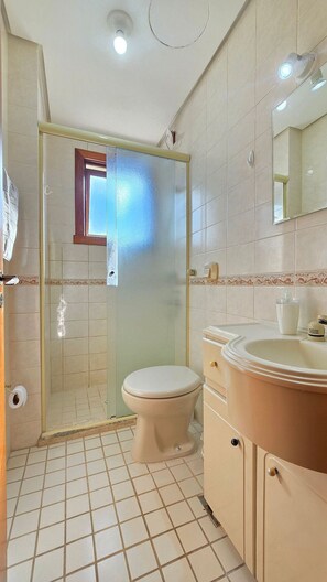 Apartment | Bathroom | Shower, towels - Estadia Tri Ótima Localização e Garagem (Porto Alegre)