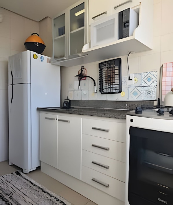 Apartment | Private kitchen - Estadia Tri Ótima Localização e Garagem (Porto Alegre)