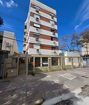Apartment | Exterior - Estadia Tri Ótima Localização e Garagem (Porto Alegre)