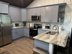 冷蔵庫、電子レンジ、オーブン、コンロ