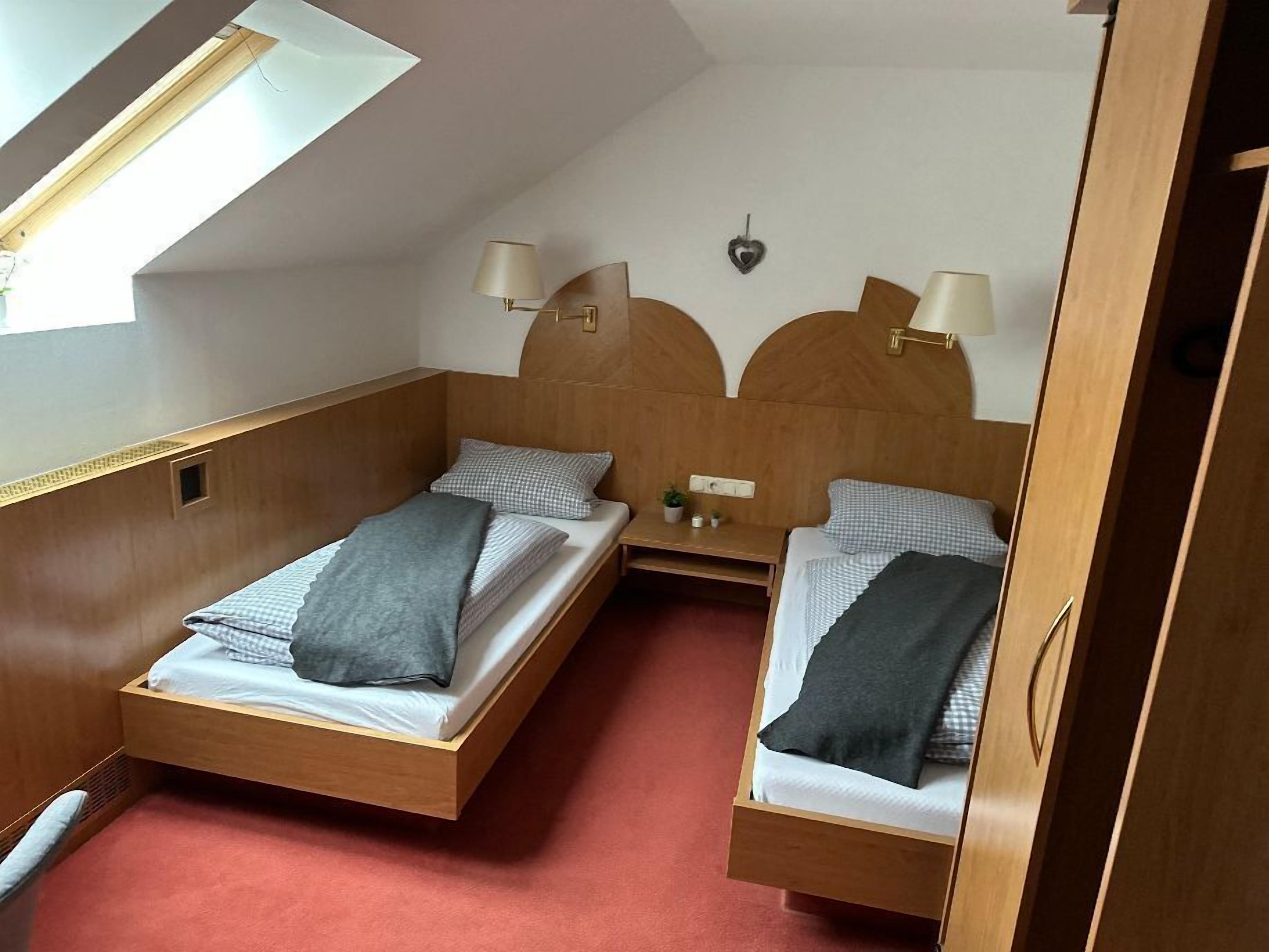 Zweibettzimmer | Schreibtisch, laptopgeeigneter Arbeitsplatz, kostenloses WLAN