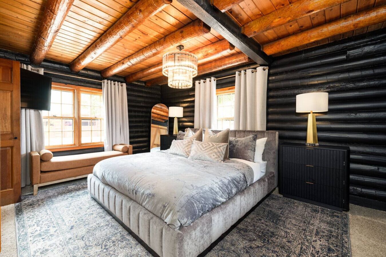 5 bedrooms, desk, iron/ironing board, WiFi