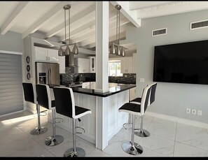 Microondas, horno, parrilla de estufa y lavavajillas 