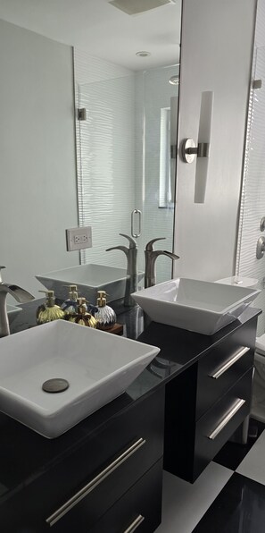 Shower, jetted bath, hair dryer, towels