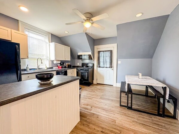 Kühlschrank, Mikrowelle, Ofen, Herdplatte