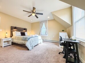 2 bedrooms, desk, iron/ironing board, free WiFi - Manchester NH  Travel Workers/ Relocating Families - Entire Place - Pet Friendly (Manchester)