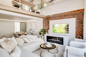 Apartment | 3 bedrooms, desk, Internet - Luxury Loft 3 Ensuites Prime Cape Town Location (Cape Town)