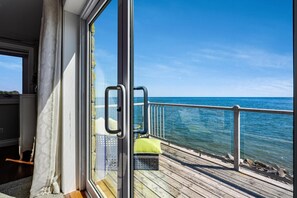 Interior - The Glasswater Lake Estate surrounded by Natural Conservation Areas (Wheatley)