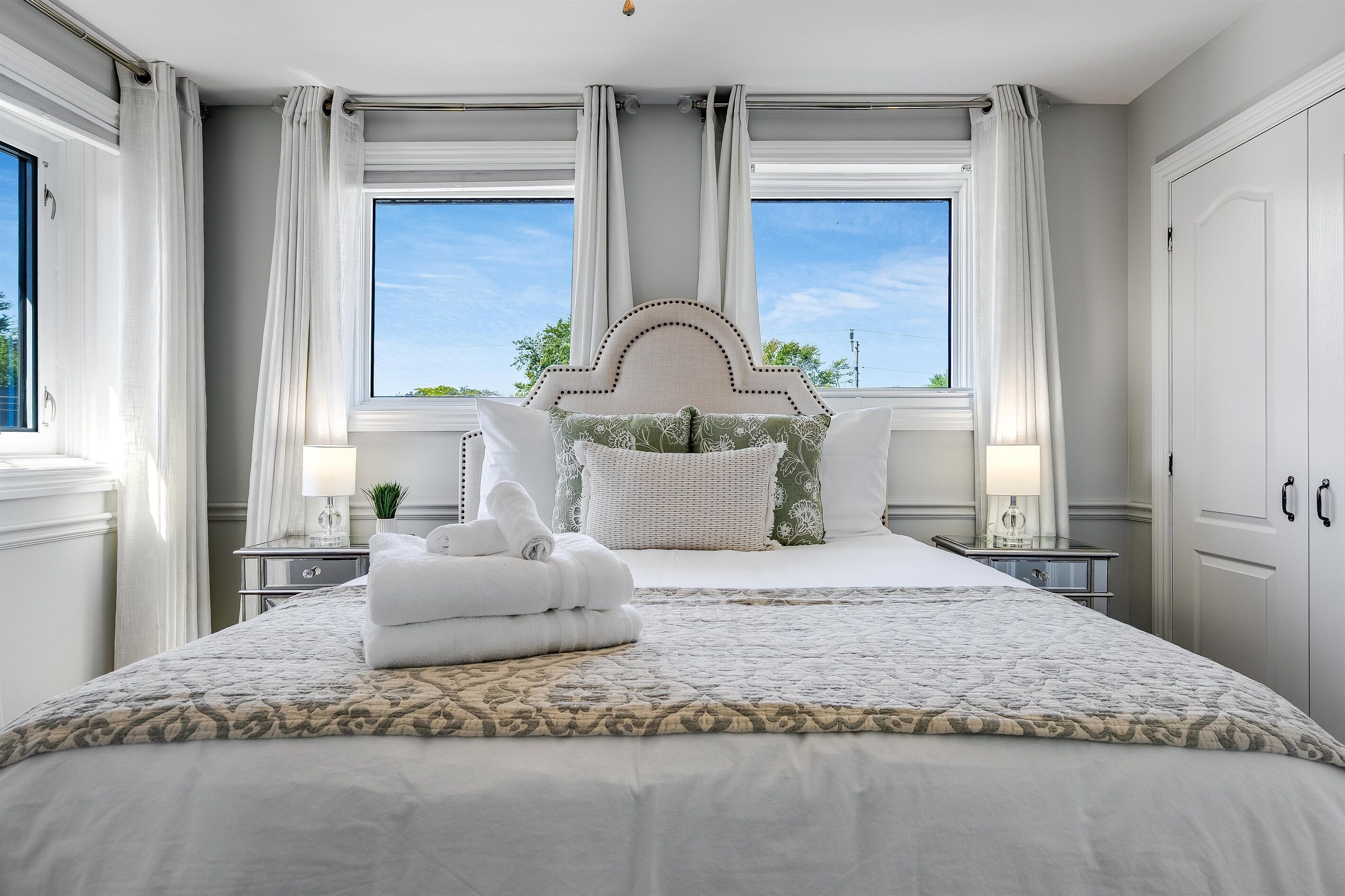 6 bedrooms, iron/ironing board, WiFi, bed sheets