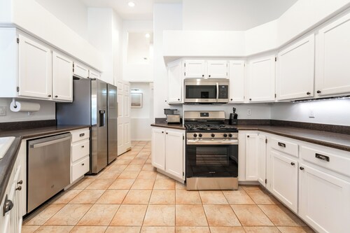 Luxury Vegas Escape, Pool, Playroom & Master Bedroom Suite/w Jacuzzi Tub