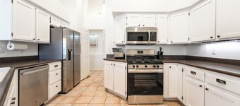 Luxury Vegas Escape, Pool, Playroom & Master Bedroom Suite/w Jacuzzi Tub