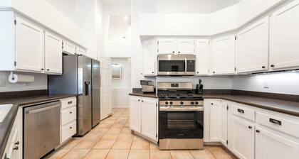 Luxury Vegas Escape, Pool, Playroom & Master Bedroom Suite/w Jacuzzi Tub