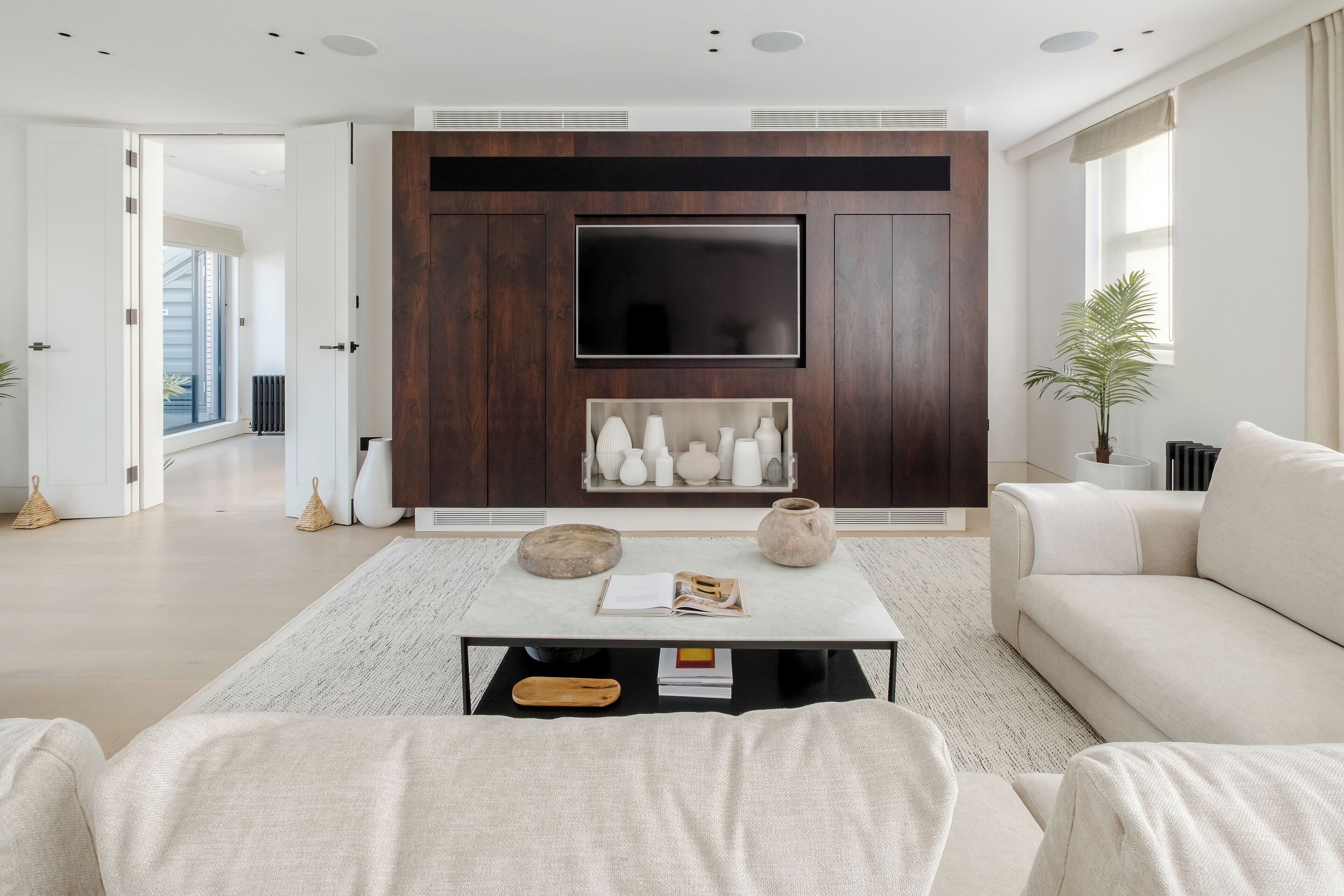 Smart-TV, Kamin, Bücher