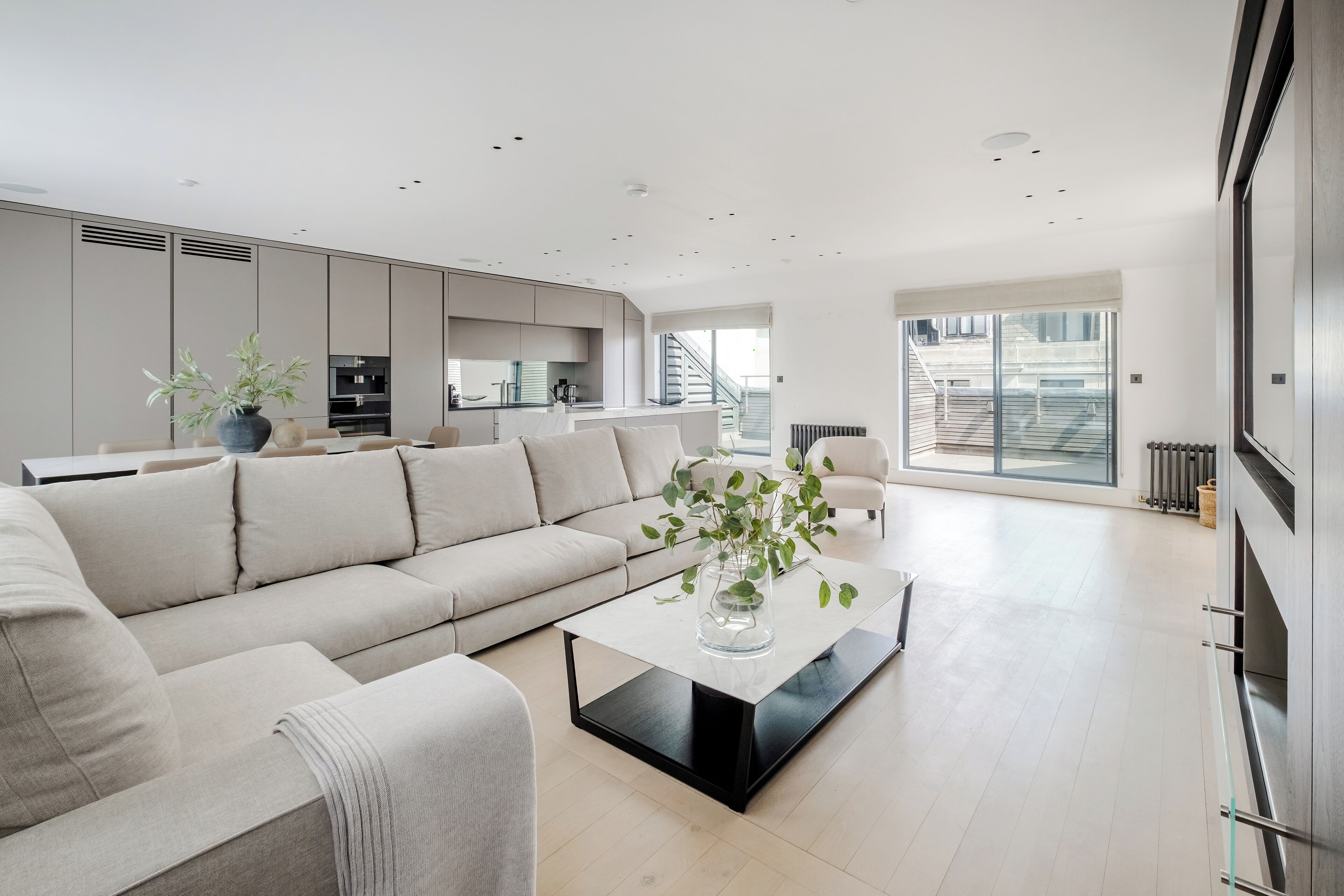 تلفزيون ذكي، مدفأة، كُتُب