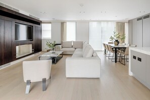 تلفزيون ذكي، مدفأة، كُتُب