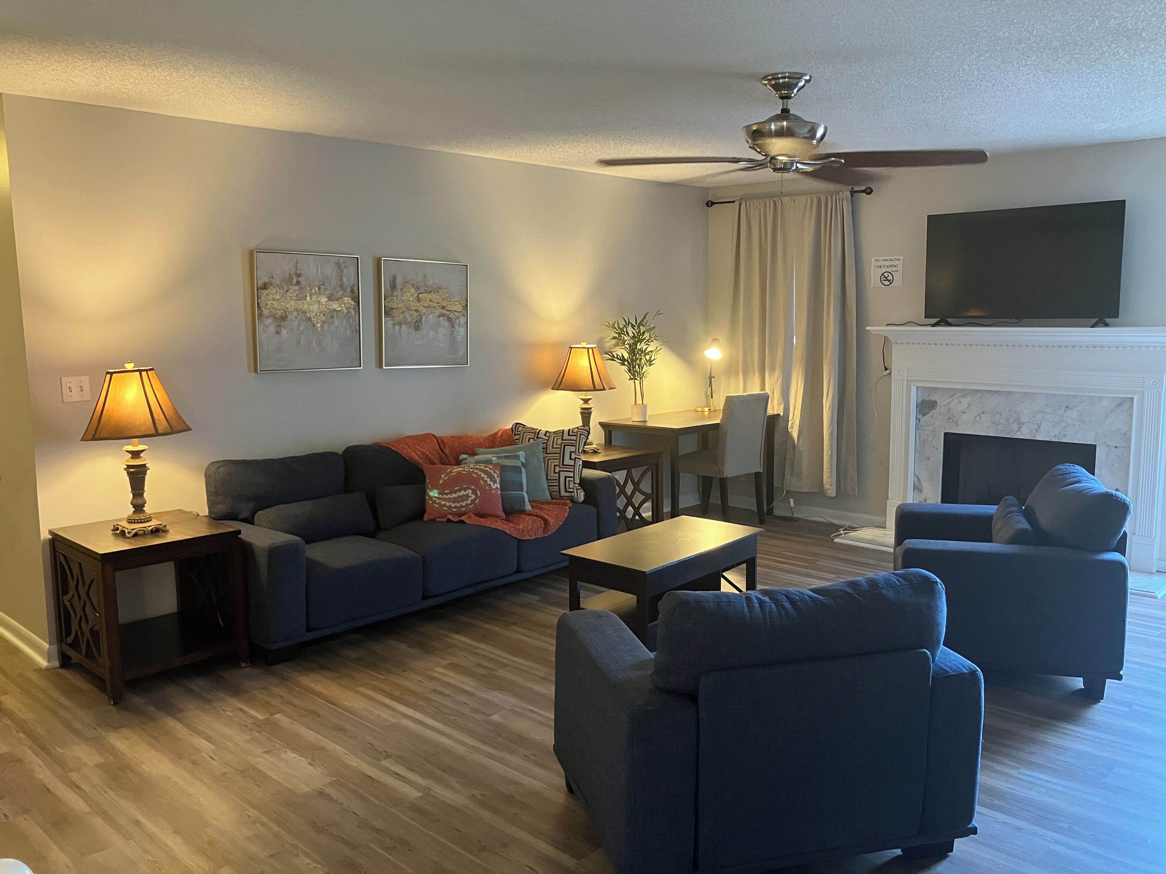 Televisión y chimenea 