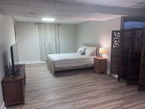 4 bedrooms, iron/ironing board, WiFi, bed sheets