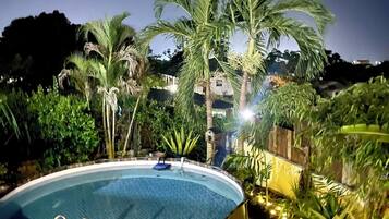 Hồ bơi ngoài trời