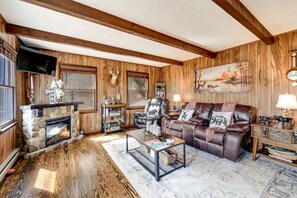 TV, fireplace - Whisper Mountain Retreat (Franklin)