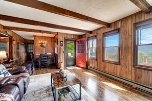 TV, fireplace - Whisper Mountain Retreat (Franklin)