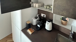 A compact kitchenette with a built-in oven, a coffee maker, and a toaster. - Gae aulenti exclusive suite 3 bedrooms 3 bathrooms (Milano)