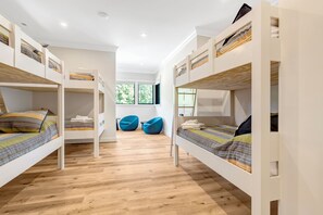 7 عدّة غرف نوم ومكواة/لوح كي وواي فاي وملاءات أسرّة