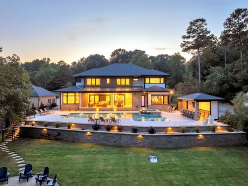 Brand New Built
Luxury Lakefront Getaway