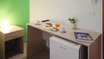 Escritorio, espacio para trabajar con laptop y wifi gratis