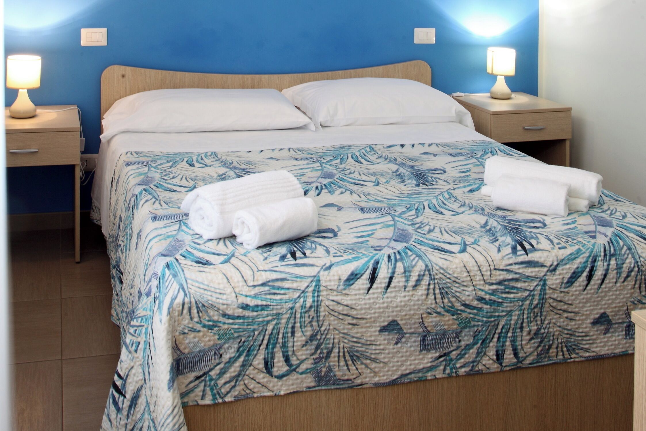 Schreibtisch, laptopgeeigneter Arbeitsplatz, kostenloses WLAN