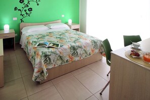 Deluxe Quadruple Room | Desk, laptop workspace, free WiFi