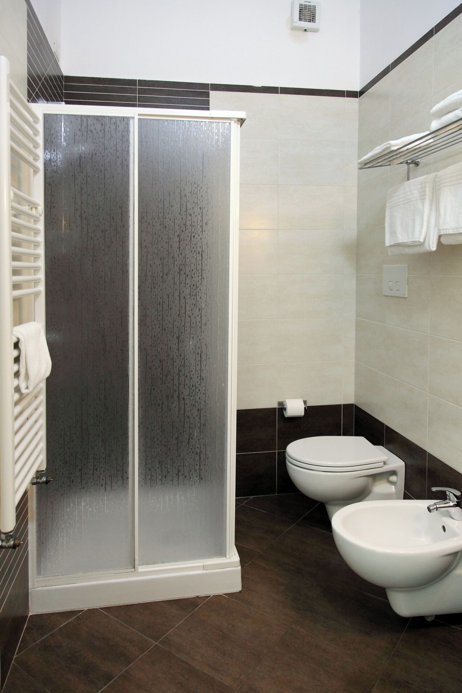 Regadera, amenidades de baño gratuitas, secadora de cabello, toallas 