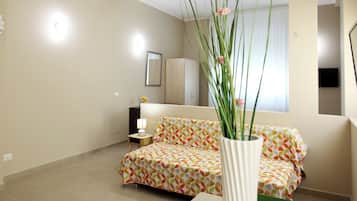 Deluxe vierpersoonskamer | Een bureau, een laptopwerkplek, gratis wifi