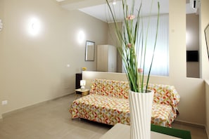 Deluxe Quadruple Room | Desk, laptop workspace, free WiFi - B&B GreenWave (Monopoli)