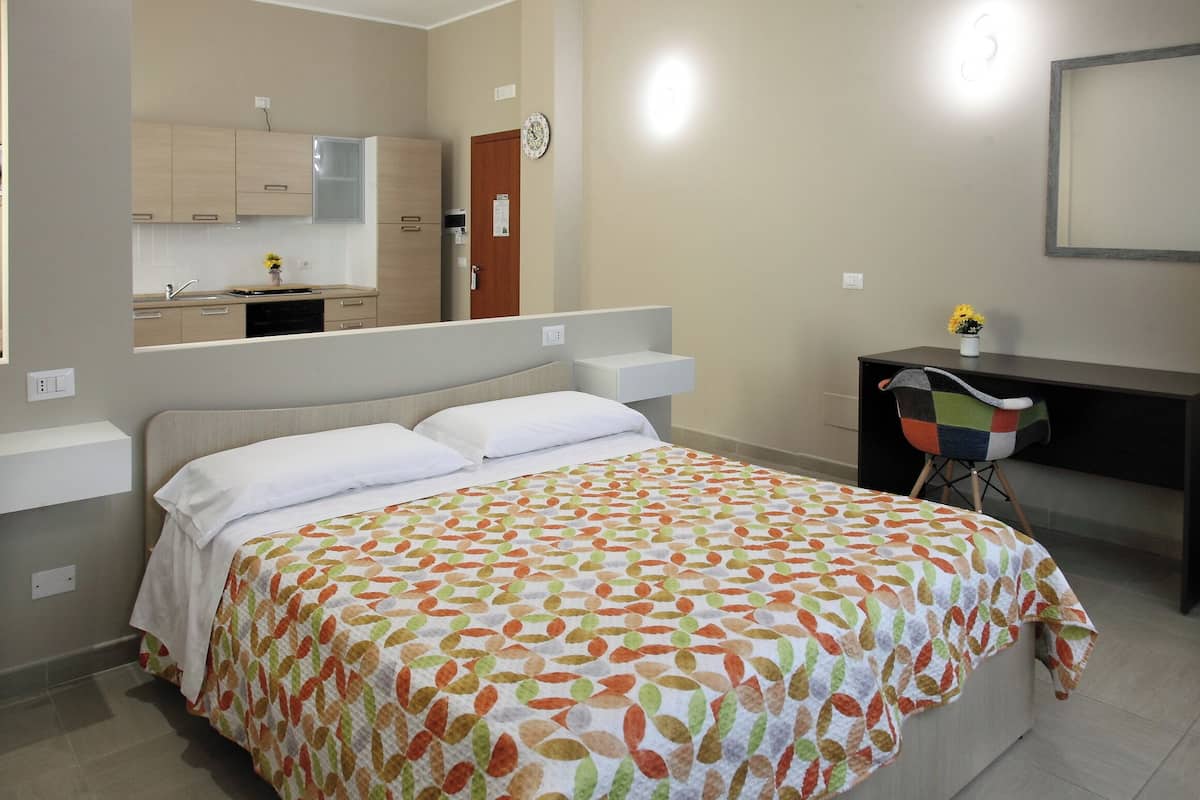 Deluxe Quadruple Room | Desk, laptop workspace, free WiFi