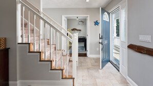 Un escalier menant à un palier où se trouve une porte portant l’inscription « 505 ».